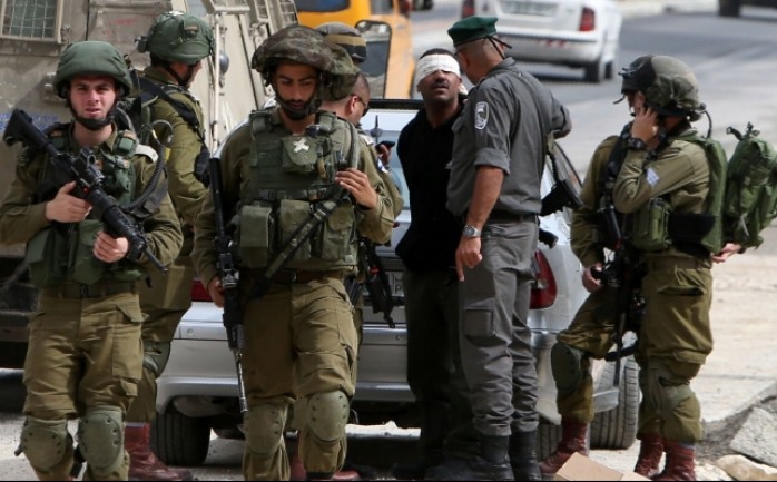 قوات الاحتلال خلال اعتقال أحد المواطنين في القدس